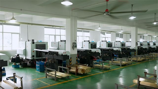 ورشة ماكينات CNC الآلية